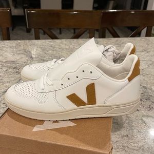 Veja V-10 leather trainers, extra white/camel, US size 9.5